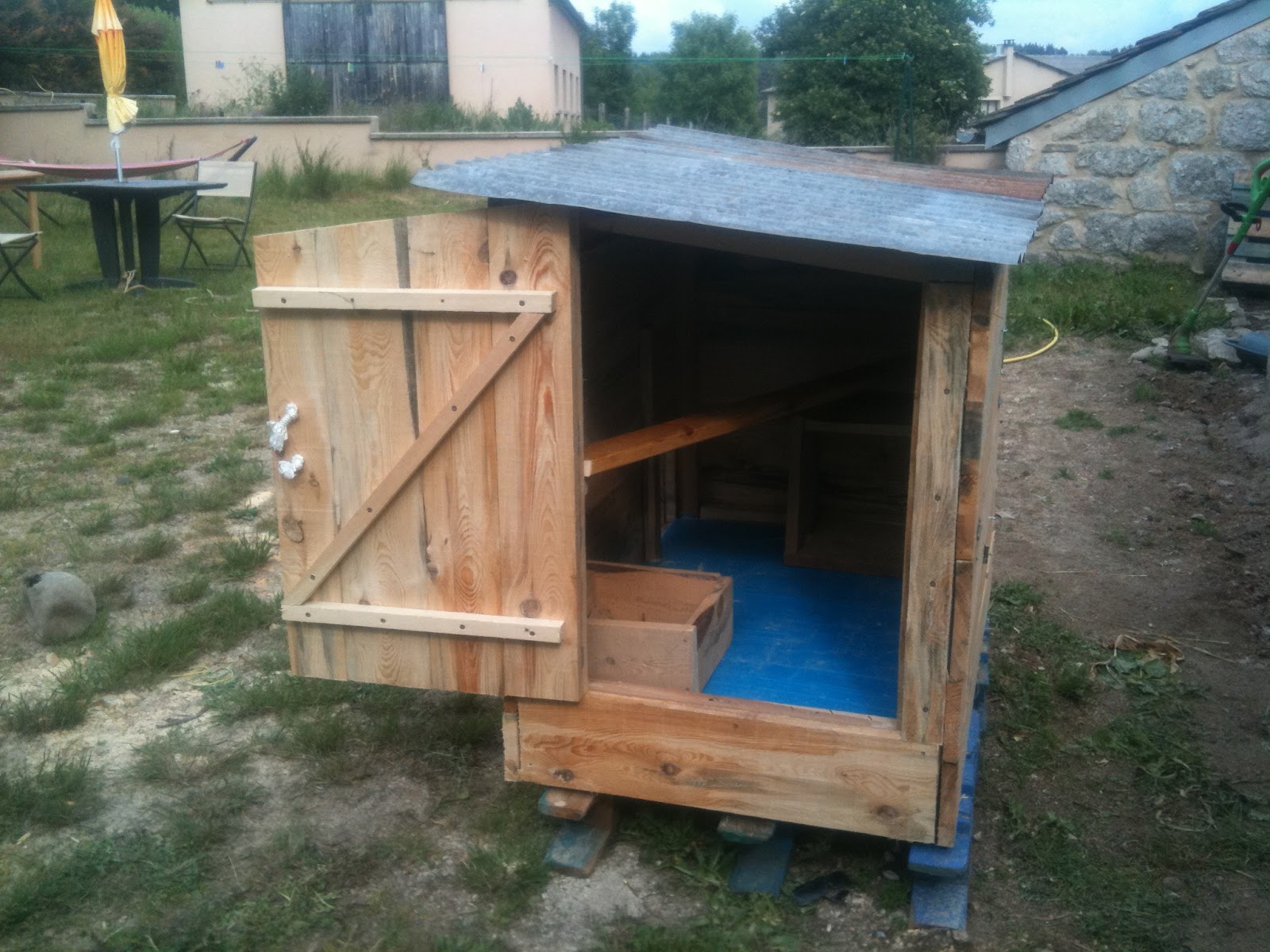 Fabriquer Une Cabane En Bois Facile : Une grande porte permet un nettoyage plus facile de la cabane! Fabriquer Une Cabane En Bois Facile : Une grande porte permet un nettoyage plus facile de la cabane!