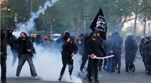 Πεδίο μάχης οι δρόμοι στο Παρίσι,κατέβασαν τα τάγματα εφόδου (μιάσματα) γιατι δεν βγήκε ο δικός τους! δημοκρατία! οχι αστεία!(Βίντεο) Πεδίο μάχης οι δρόμοι στο Παρίσι,κατέβασαν τα τάγματα εφόδου (μιάσματα) γιατι δεν βγήκε ο δικός τους! δημοκρατία! οχι αστεία!(Βίντεο)