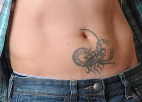 tatuagem de escorpião na barriga