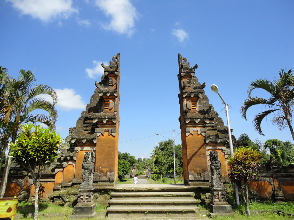 What To Do In Lombok? Pura Lingsar could be the Solver - Lombok Island