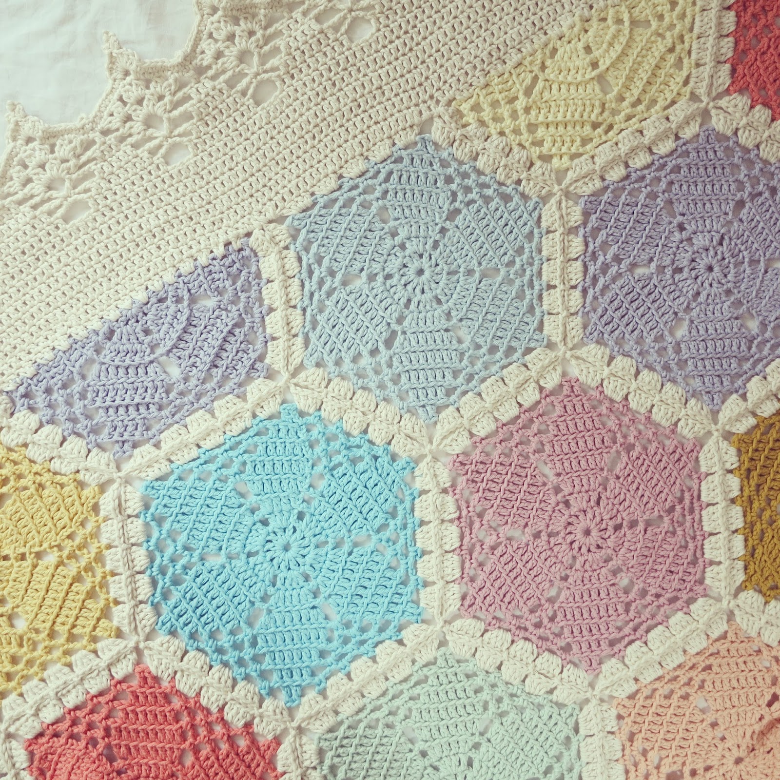 ByHaafner * crochet The hexagon blanket is ready...