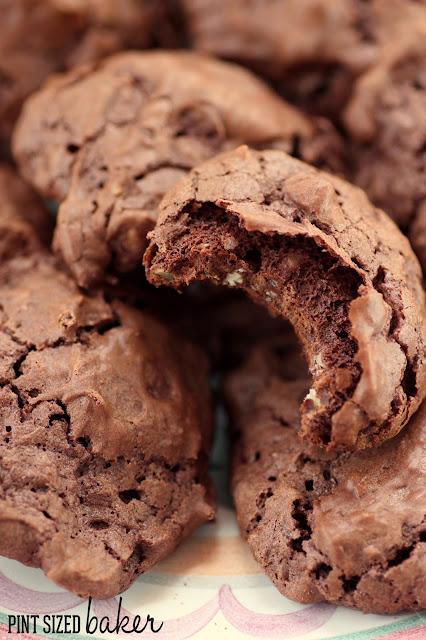 Got a craving for Macarons, but suck at making them? Give  these Chocolate Meringue Pillow Cookies a try. Same ingredients, but not nearly as fussy to make.