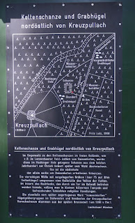 Informationstafel zur Keltenschanze bzw. keltische Viereckschanze Kreuzpullach Informationstafel zur Keltenschanze bzw. keltische Viereckschanze Kreuzpullach