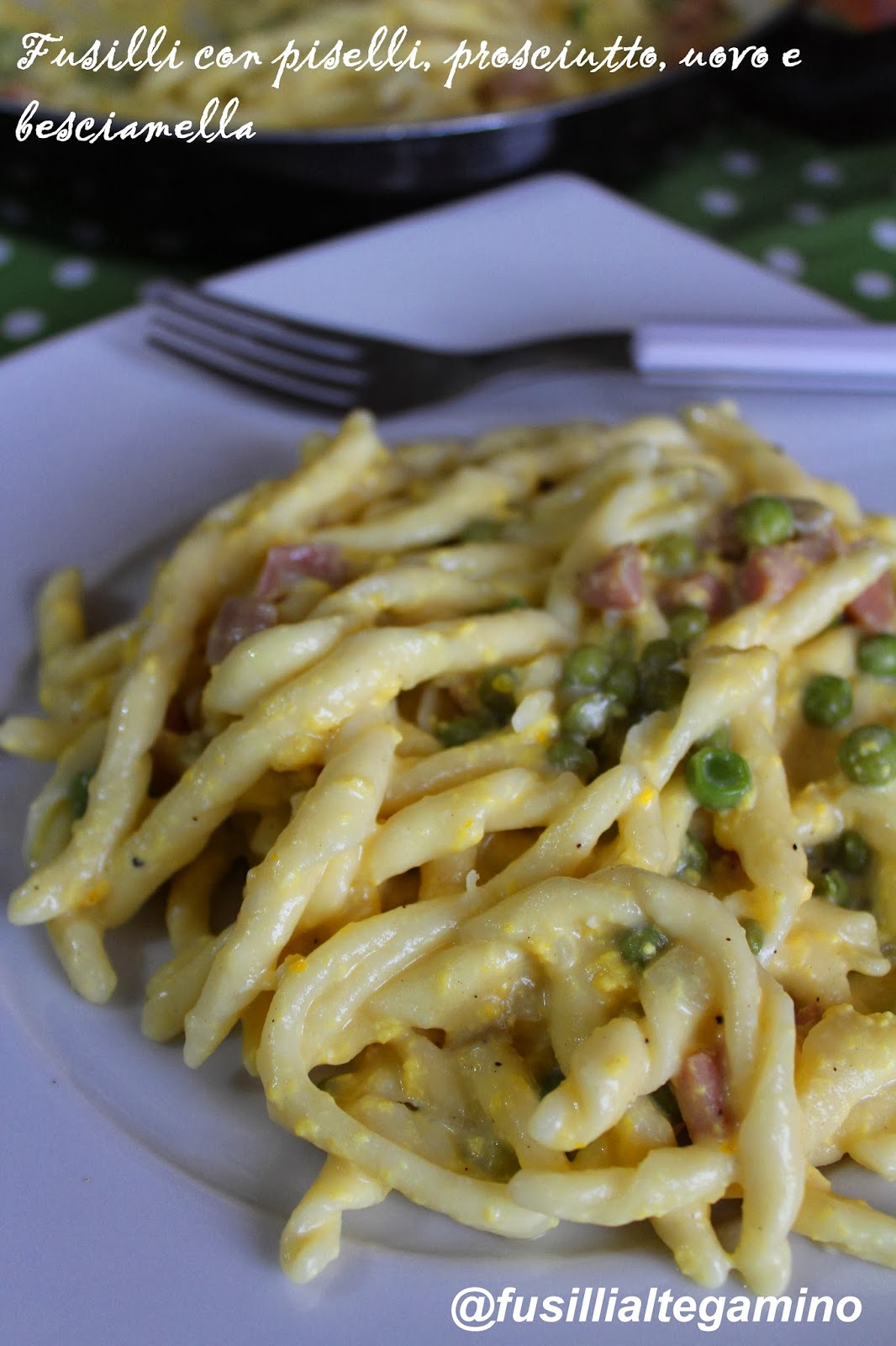 fusilli con piselli, prosciutto, uovo e besciamella
