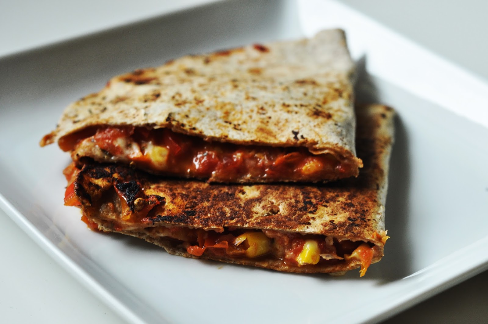 Czarna wisienka Quesadillas z czerwonym farszem razowe wege