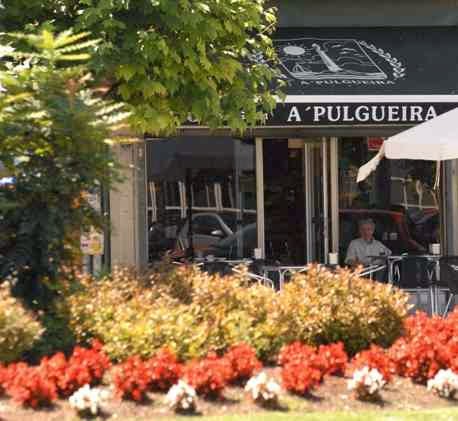 Disfruta de tu consumición en la terraza de A´Pulgueira