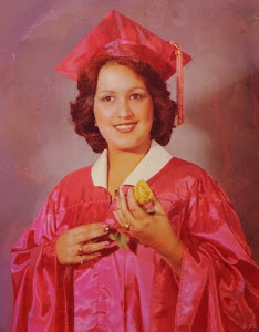 Lory Geada Gonzalez en su Graduacion de Secundaria en el Año 1977  En Tampa, Florida, EEUU