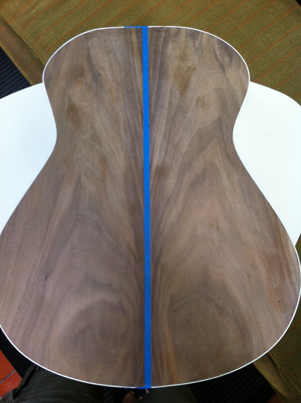 Making an acoustic guitar Wood Grain Filler on Body
