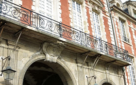Balcon du pavillon de la Reine place des Vosges à Paris