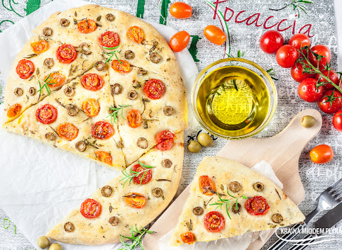Rozmarynowa Focaccia z pomidorkami i oliwkami