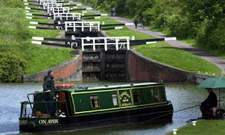 Using Canal Holiday Guides to Make Your Narrowboat Holiday Run Smoothly