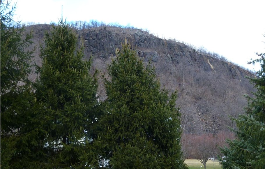 Hiking Hook Mountain in Nyack, New York