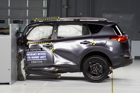 gabinete rockets toyota rav4 fares poorly in iihs small overlap crash test gabinete rockets toyota rav4 fares poorly in iihs small overlap crash test