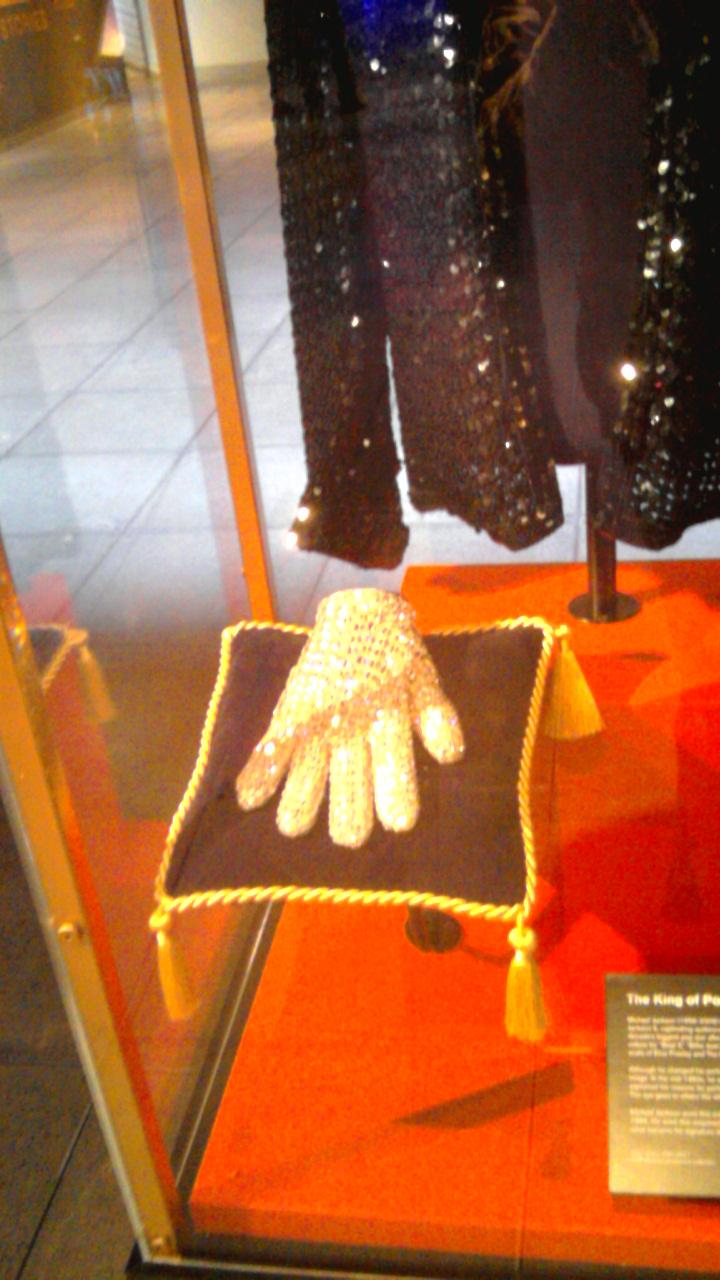 Una giacca di MJ esposta all'EMP Museum di Seattle Michael+jackson+glove