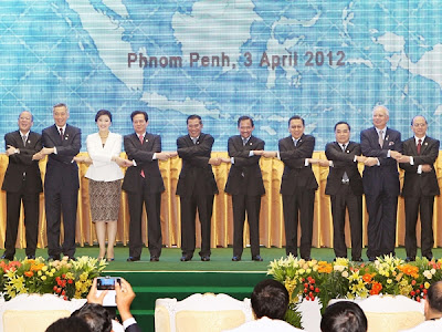 Sáng 3-4, tại thủ đô Phnom Penh, Campuchia, Thủ tướng Nguyễn Tấn Dũng cùng người nữ đồng cấp xinh đẹp Thái Lan dự lễ khai mạc Hội nghị Cấp cao ASEAN lần thứ 20 và lễ kỷ niệm 45 năm thành lập ASEAN Sáng 3-4, tại thủ đô Phnom Penh, Campuchia, Thủ tướng Nguyễn Tấn Dũng cùng người nữ đồng cấp xinh đẹp Thái Lan dự lễ khai mạc Hội nghị Cấp cao ASEAN lần thứ 20 và lễ kỷ niệm 45 năm thành lập ASEAN