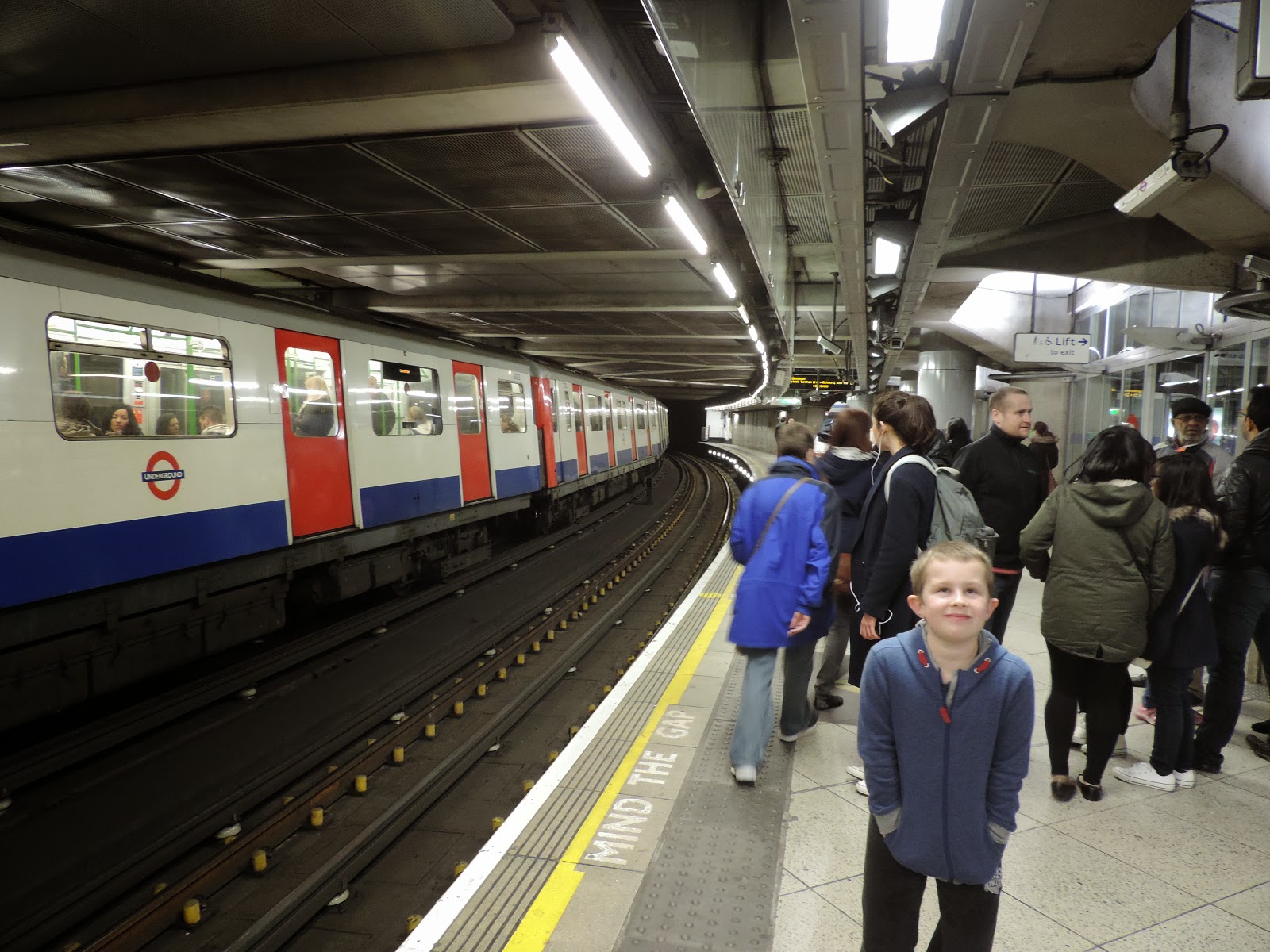 westminster station district and circle lines westbound platform