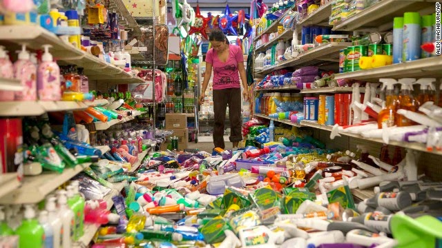 Nina Quidit membersihkan dolar Plus dan pihak pasokan toko pada tanggal 24 Agustus di American Canyon, California, setelah gempa mendatangkan malapetaka di rak-rak toko. Nina Quidit membersihkan dolar Plus dan pihak pasokan toko pada tanggal 24 Agustus di American Canyon, California, setelah gempa mendatangkan malapetaka di rak-rak toko.