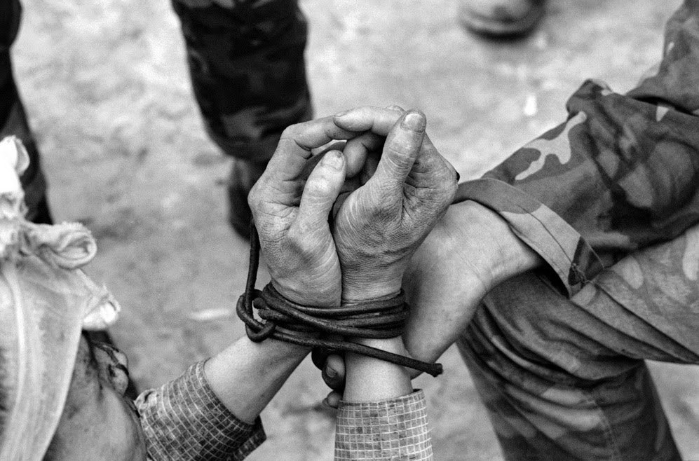 Un soldado ata las manos de un prisionero en Vietnam, agosto de 1968 No te rindas. Vietnam war