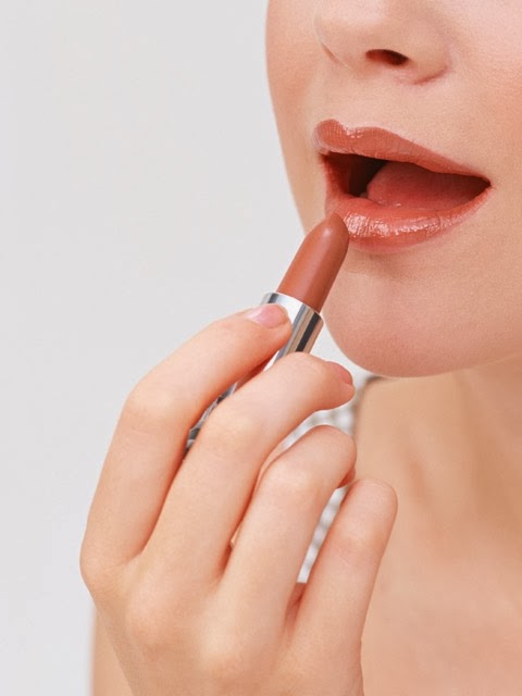 Chica pintándose los labios chica pintandose los labios