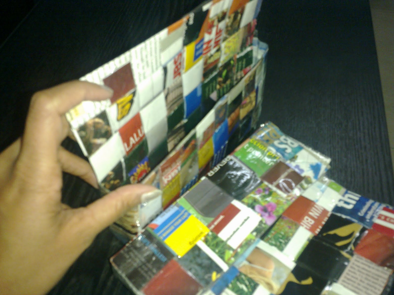 ARTISTE!! Recycle old magazines into a ladies wallet