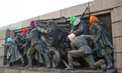 Паметникът на Съветската армия в София осъмна украсен с разноцветни качулки