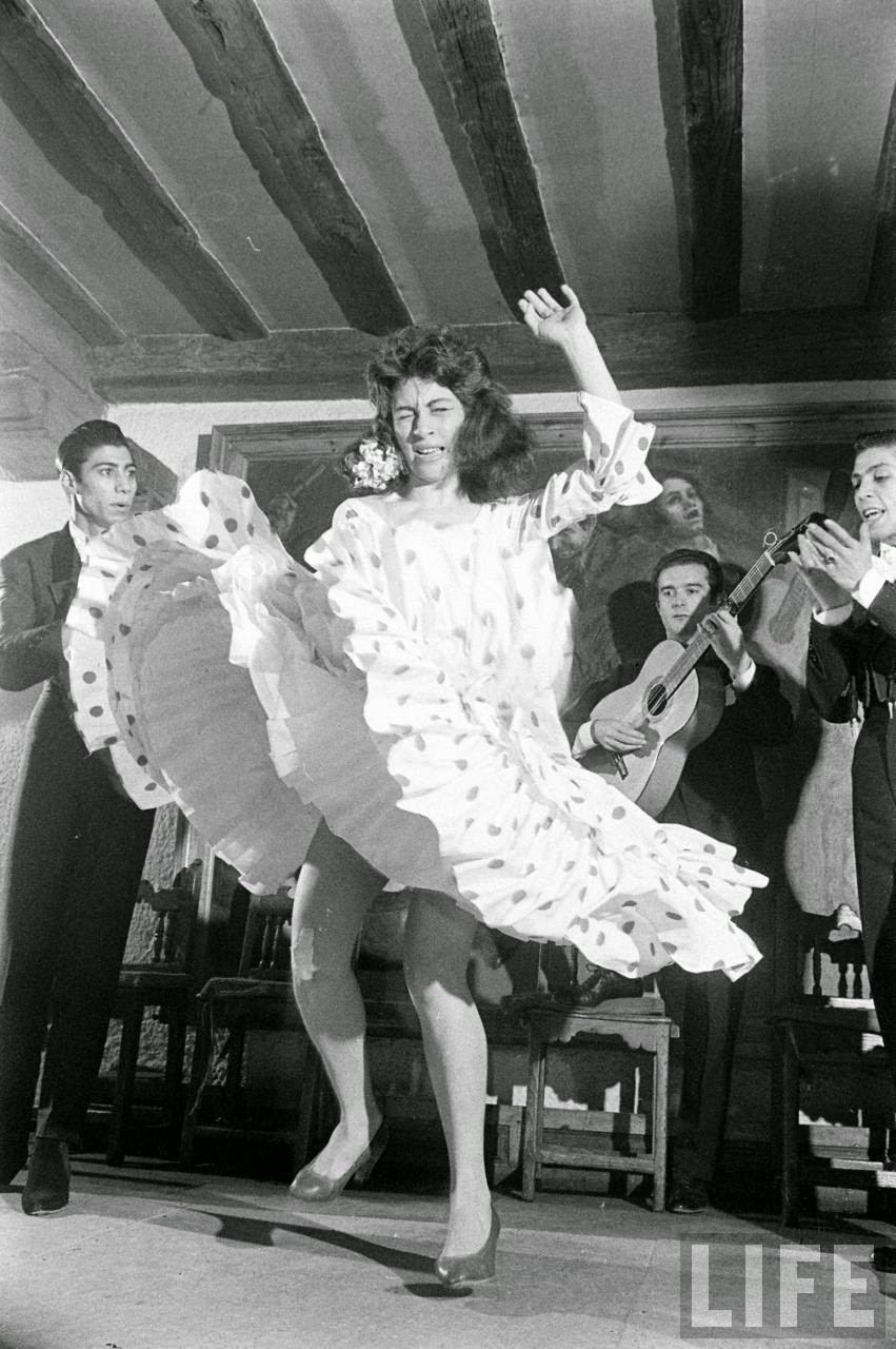 30 Stunning Black and White Photos of Gypsy Dancers in Madrid in 1960