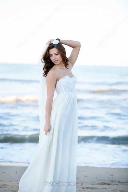 vístete como puedas: vestidos de novia para una boda en la playa de