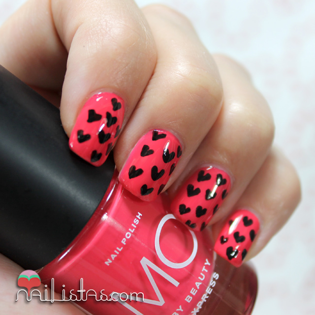 Uñas decoradas a mano con corazones Uñas decoradas a mano con corazones