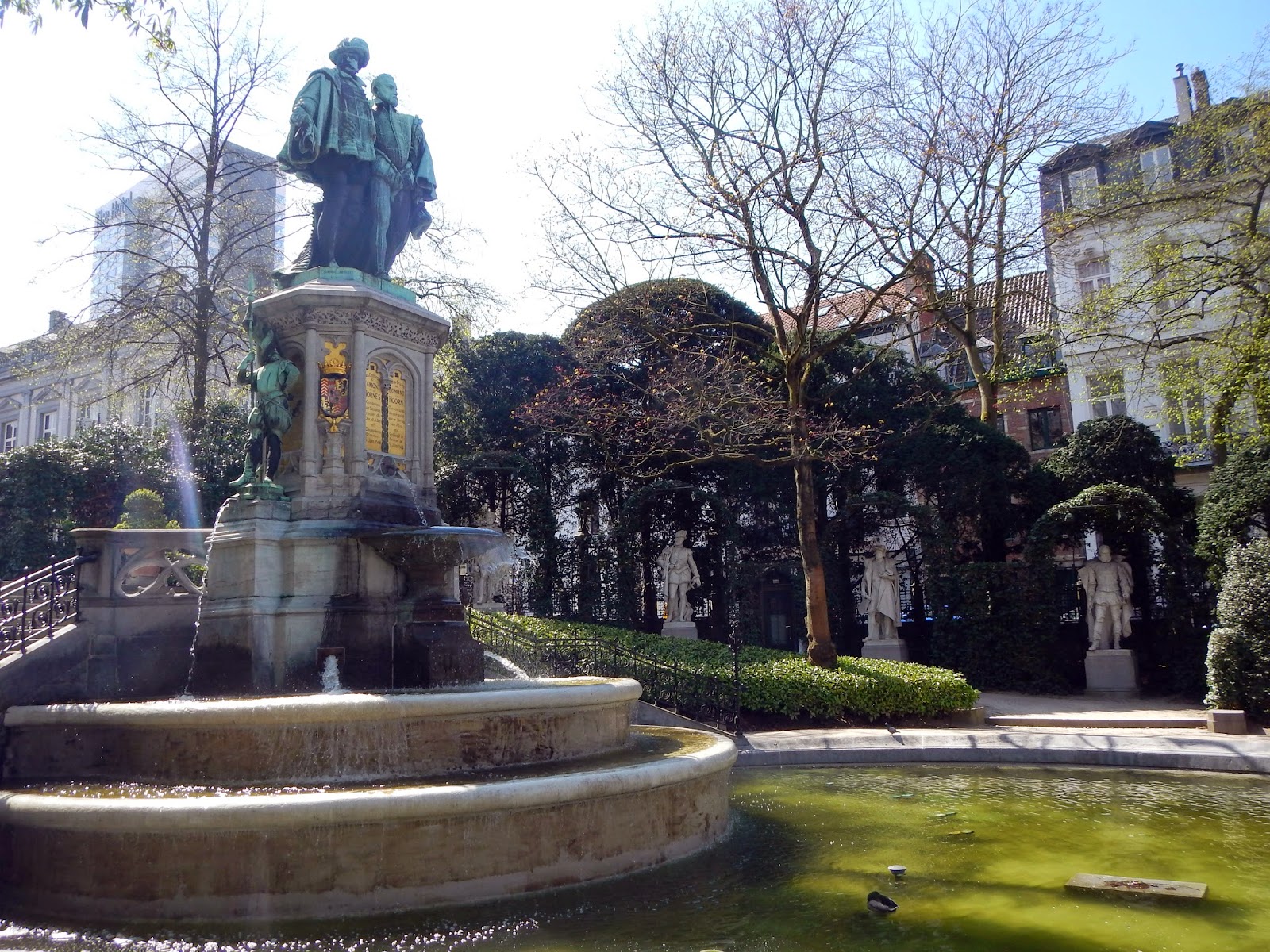 O fontanário com as estátuas dos Duques Edgmont e Horne no Petit Sablon