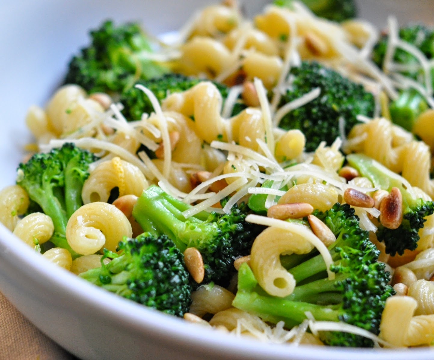 CARMINA CAMILLERI Pasta con brócoli y limón