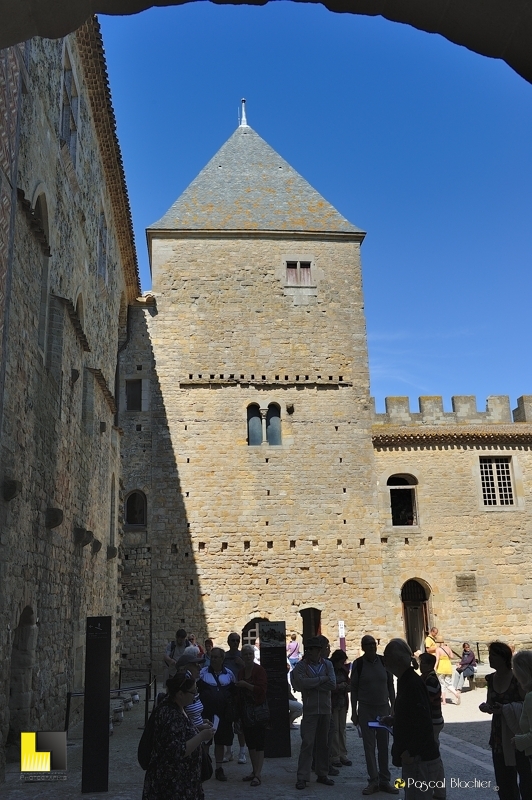 entrée de la cour du château comtal de Carcassonne entrée de la cour du château comtal de Carcassonne photo au delà du cliché