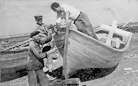 Керченская судоверфь, прием баркаса. Конец 1940-х годов