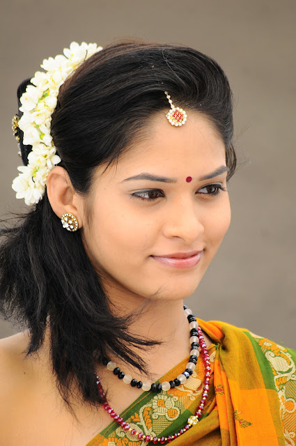 Oruvar Meethu iruvar Sainthu Latest Romantic Stills Lovely Actress in Saree Beautiful gallery