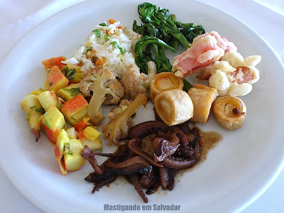 Sukiyaki: Prato com Arroz Chop Suey, Vegetais, Kani e Polvo do buffet Sukiyaki: Prato com Arroz Chop Suey, Vegetais, Kani e Polvo do buffet