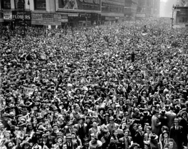 Hal niedzviecki essay facebook in a crowd