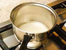 наливаем воду в кастрюлю воду можно заменить фруктовой водой