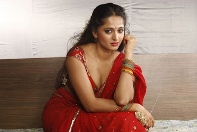 Anushka Hot Red Saree in Vaanam Photos