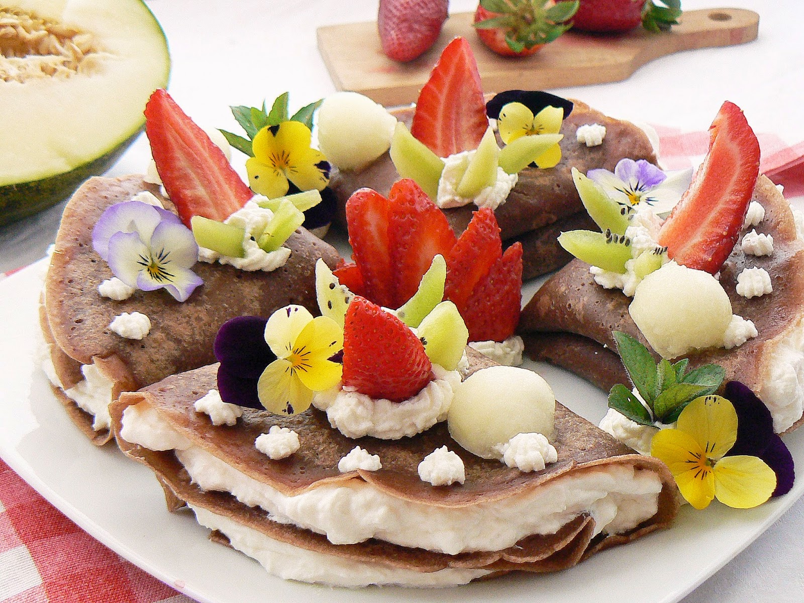 Bratek, stokrotka i fiołek na talerzu na wiosnę