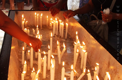 Festa de Nosso Senhor dos Passos, em São Cristóvão - Sergipe Velas são acessas e deixadas por devotos no claustro da Igreja da Ordem Terceira do Carmo, também conhecida como Igreja do Senhor dos Passos