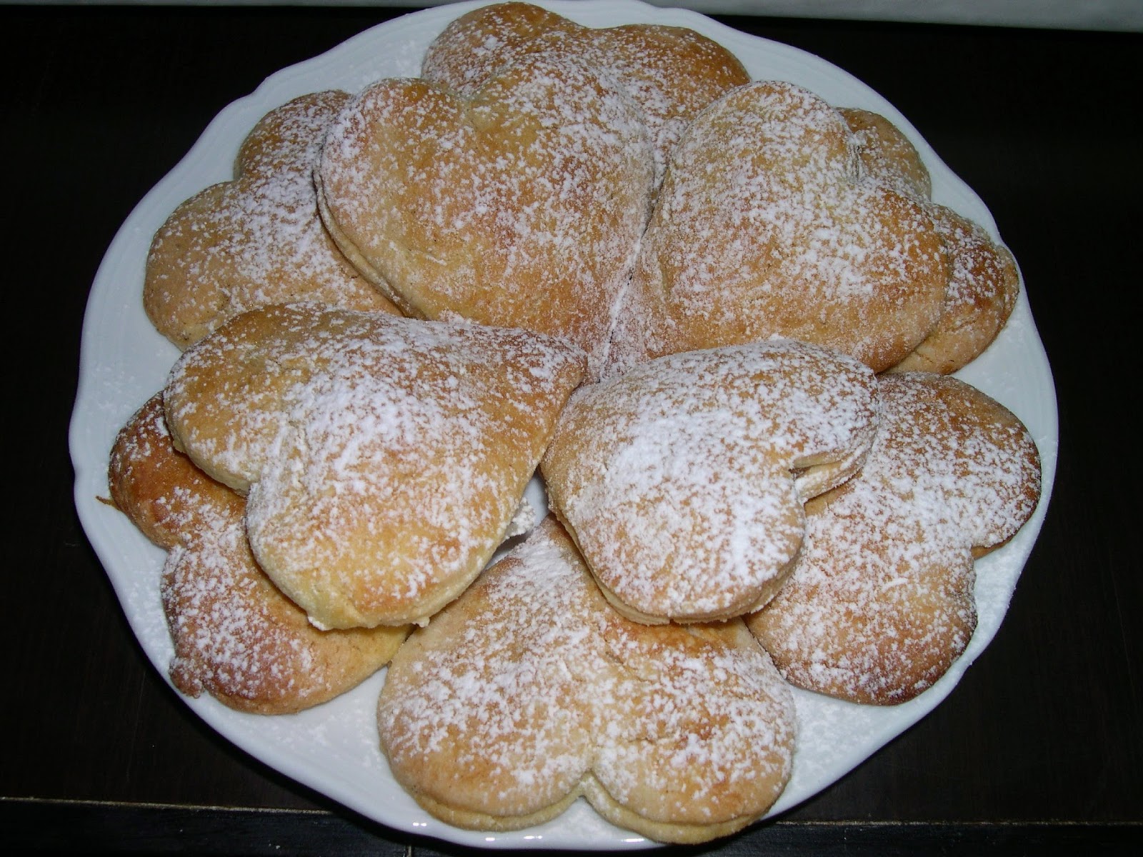 biscotti a cuore con cuore di mela