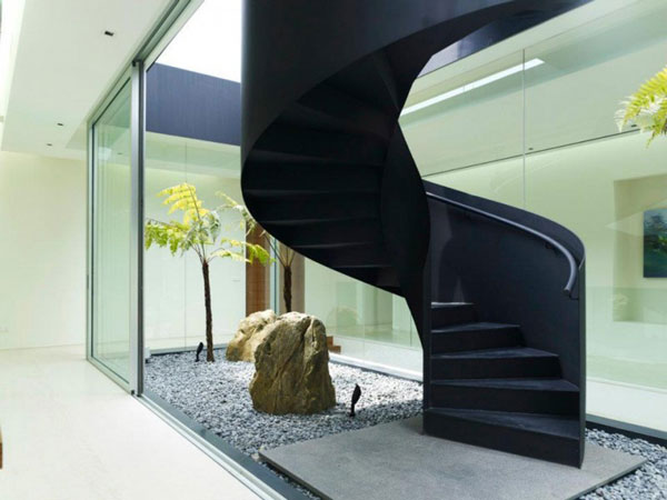 Una escalera de hierro rodeada de diseño interiores creativos ...