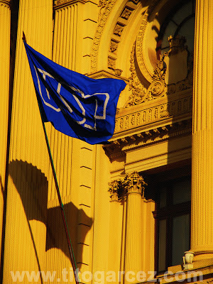 Bandeira da USP na fachada do Museu Paulista (ou Museu do Ipiranga), em São Paulo Bandeira da Universidade de São Paulo na fachada do Museu Paulista (ou Museu do Ipiranga), em São Paulo