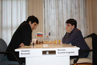 Ronde 3, Vladimir Kramnik annule avec les Noirs contre le Français Maxime Vachier-Lagrave © Site officiel Ronde 3, Vladimir Kramnik annule avec les Noirs contre le Français Maxime Vachier-Lagrave © Site officiel