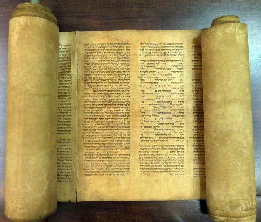 A Torá é constituída pelos cinco livros atribuídos a Moisés do Velho Testamento da Bíblia.