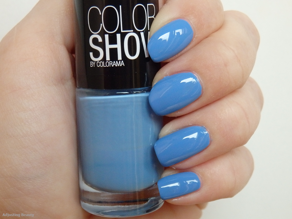 Blue sweater nails Adjusting Beauty