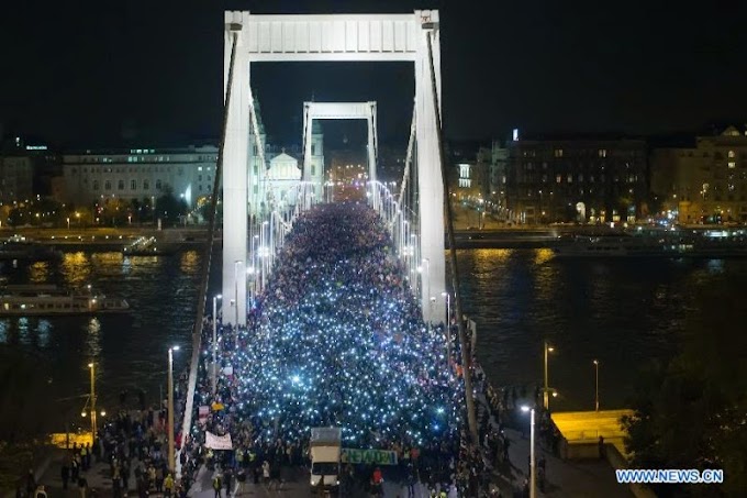 Λαϊκή εξέγερση στην Ουγγαρία για τον φόρο στο Ιντερνετ