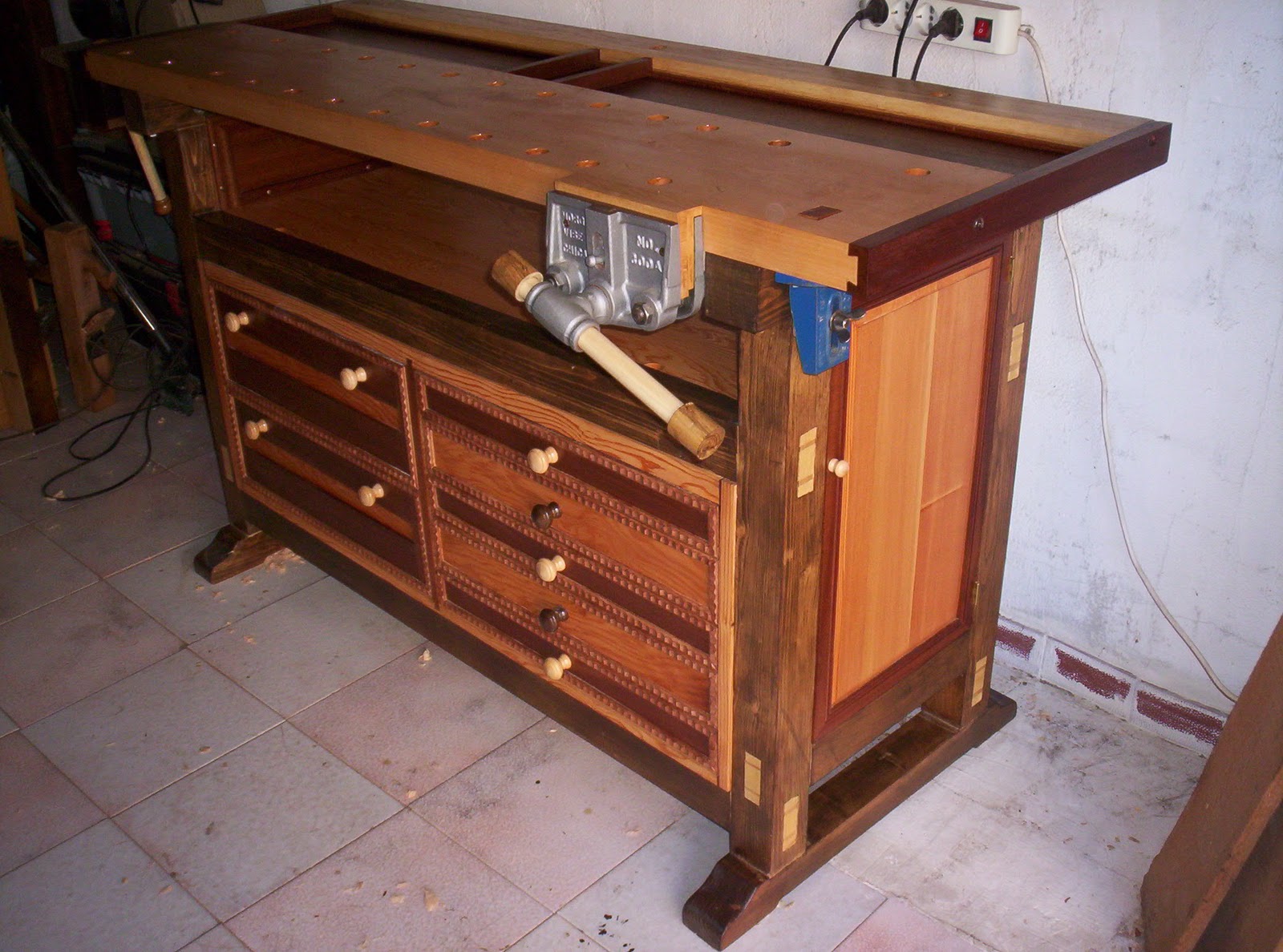 Woodworking by hand: banco porta attrezzi Tavoli da falegname
