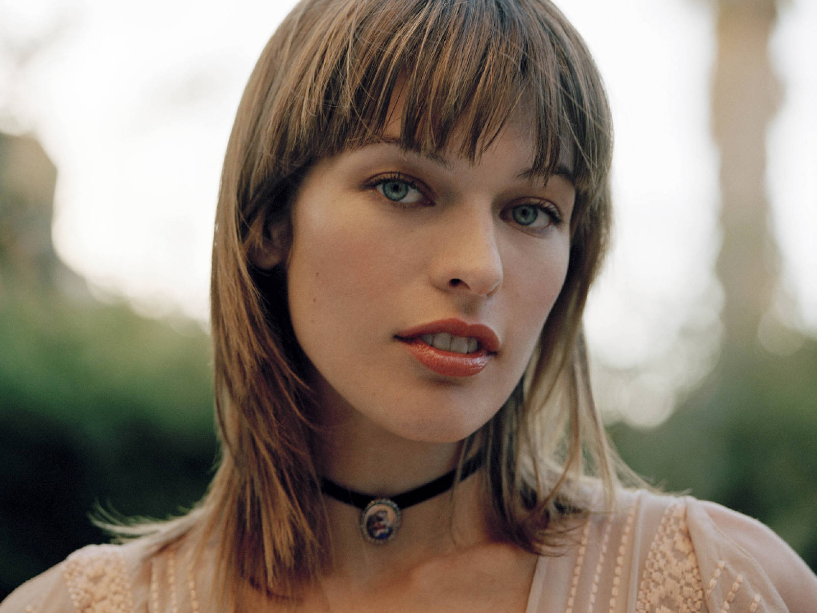 http://4.bp.blogspot.com/-YwCtu43ZQ-Y/UHaQ8LhDc_I/AAAAAAAAF-U/N5qvw9L10iU/s1600/Milla_Jovovich_wallpaper_12.jpg