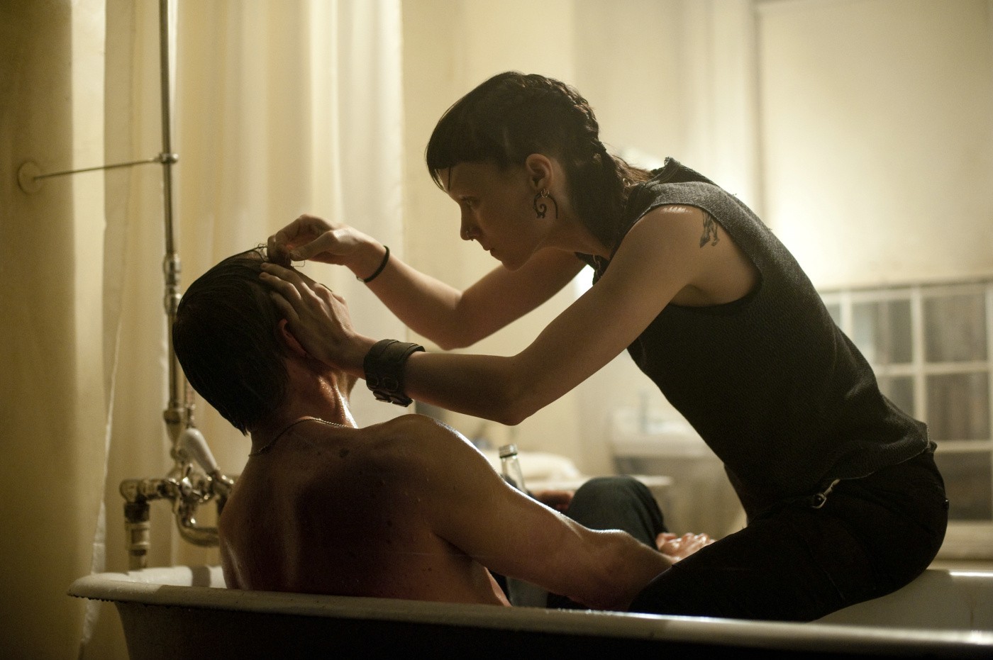 http://4.bp.blogspot.com/-Yx7JbcA2SWk/TybXJrdtfuI/AAAAAAAApE8/VVSH2F8aKSQ/s1600/Rooney-Mara-stars-as-Lisbeth-Salander-and-Daniel-Craig-stars-as-Mikael-Blomkvist-in-The-Girl-with-the-Dragon-Tattoo-2011.jpg