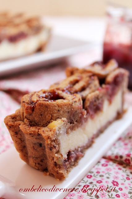 CROSTATA AL CIOCCOLATO E NOCCIOLE CON CREMA DI RICOTTA E CONFETTURA DI FRAGOLE